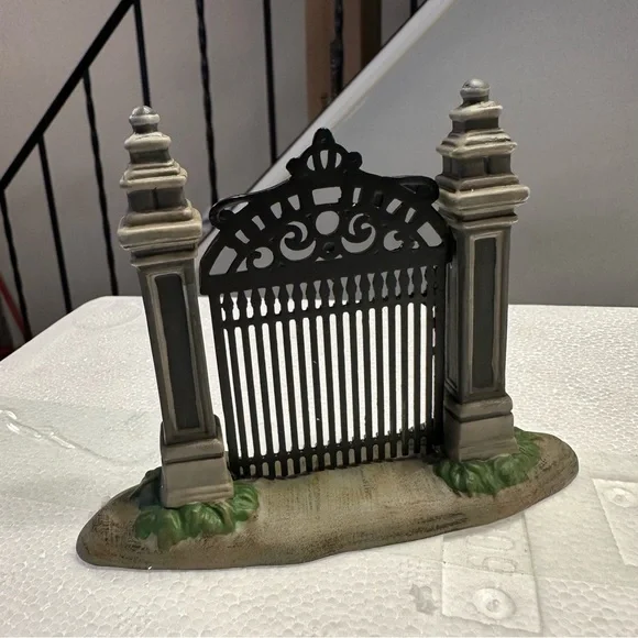 DC Comics Village Batman Wayne Manor Bruce and Alfred Department 56 - Picture 12 of 13